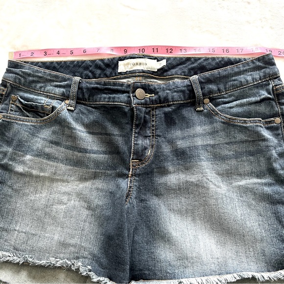 TORRID Women’s Dark Wash Stretch Shorts - Picture 9 of 10